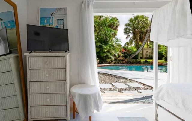 Exterior, Interior, Pool