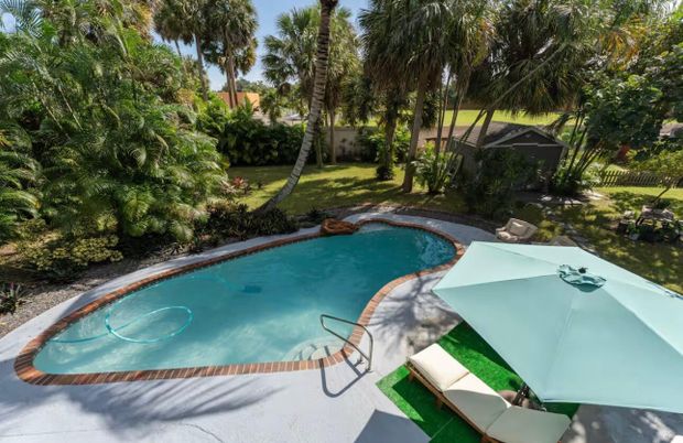 Exterior, Pool