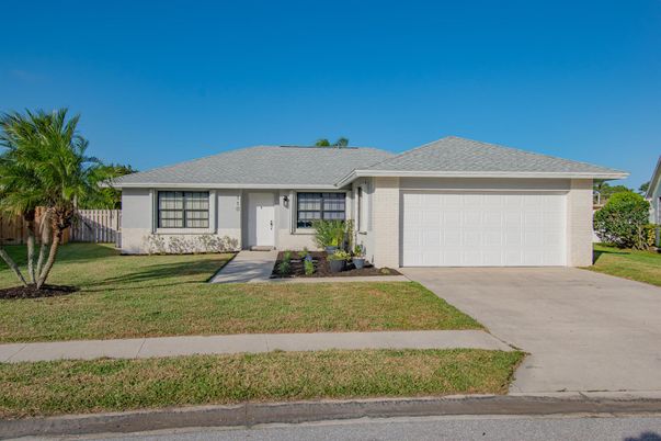 Attached, Exterior, Facade, Ranch
