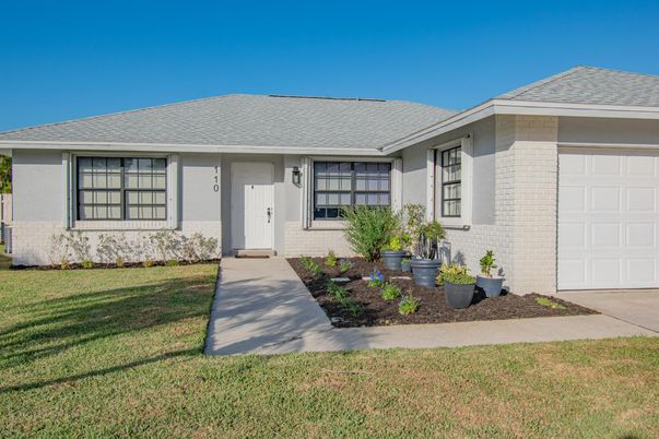 Attached, Exterior, Facade, Ranch