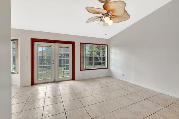 Empty room, Interior