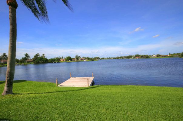 Exterior, Lake