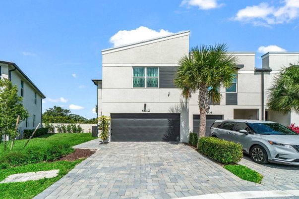 Attached, Exterior, Facade, Modern