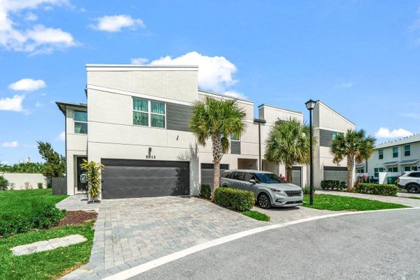 Attached, Exterior, Facade, Modern