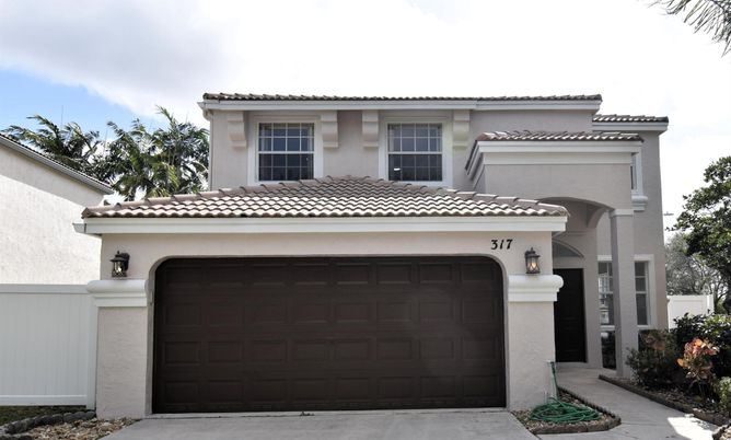Attached, Exterior, Facade, Mediterranean