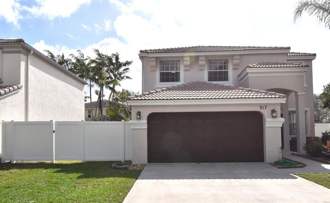 Attached, Exterior, Facade, Mediterranean