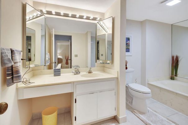 Bathroom, Dual Sink Vanities, Interior, Recessed Lighting