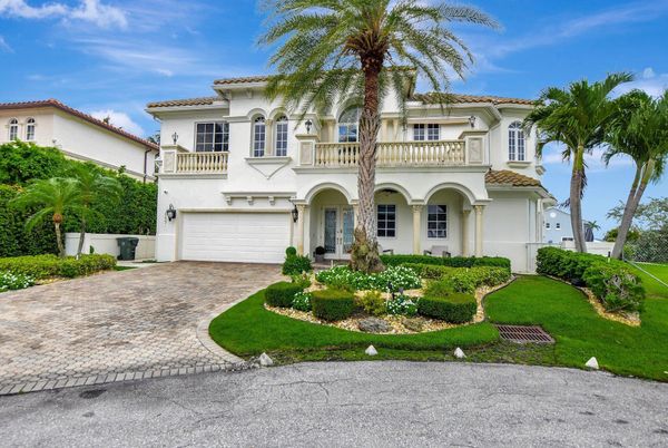 Attached, Exterior, Facade, Mediterranean