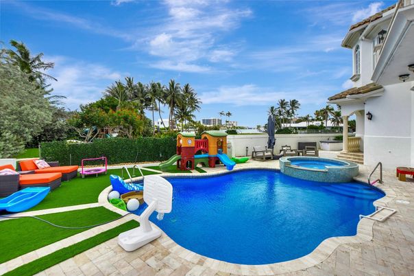 Exterior, Playground, Pool