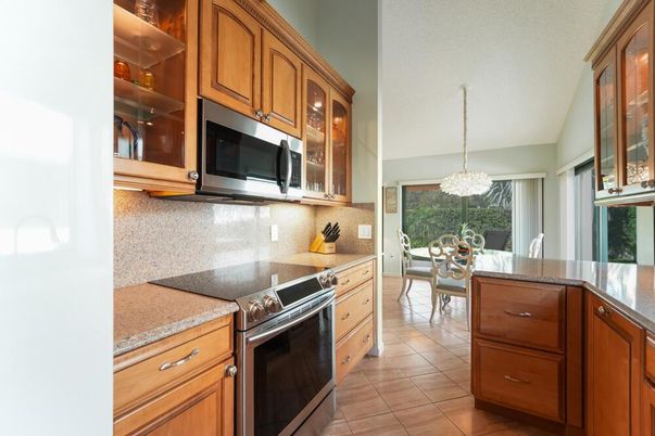 Chandelier, Dining room, Interior, Kitchen, Stainless Steel Appliances