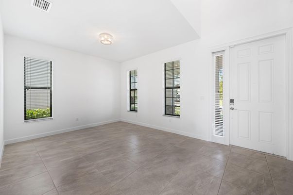 Empty room, Interior