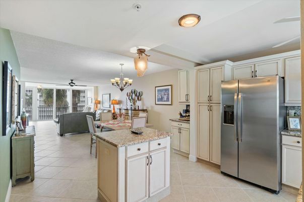 Chandelier, Dining room, Interior, Kitchen, Living room, Stainless Steel Appliances
