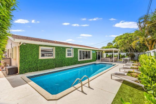 Exterior, Pool