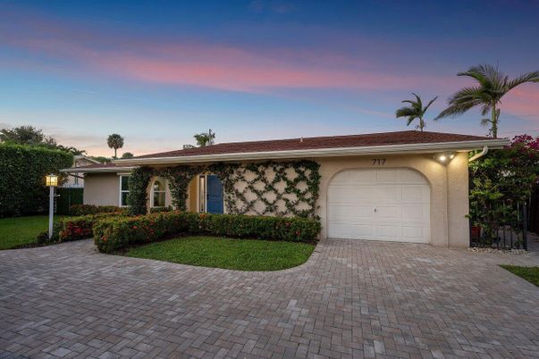 Attached, Exterior, Facade, Ranch