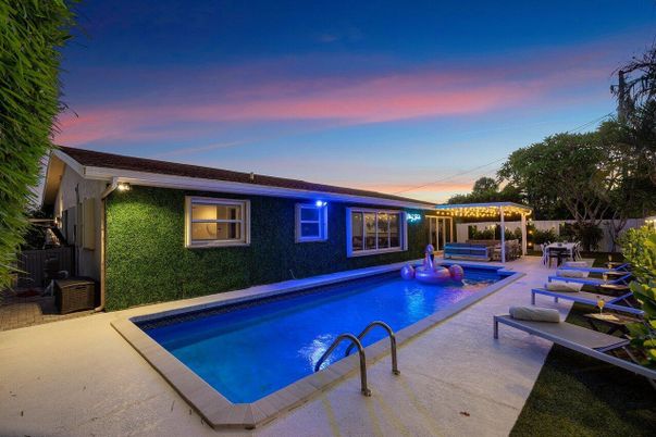 Exterior, Pool