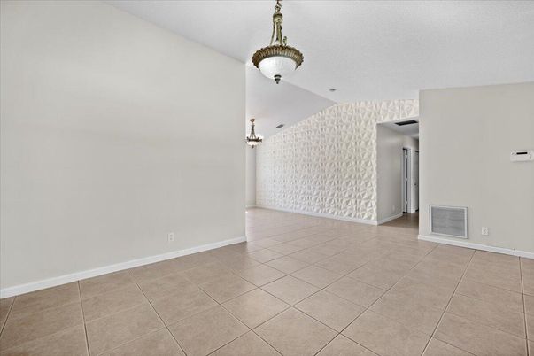 Empty room, Interior