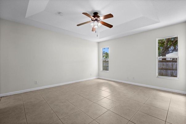 Empty room, Interior