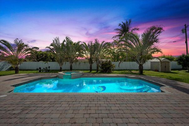 Exterior, Pool