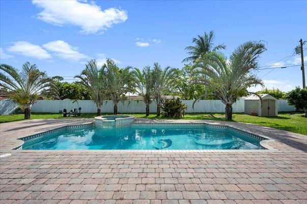 Exterior, Pool