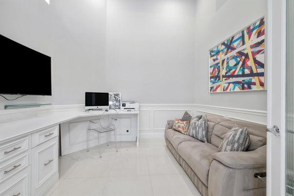 Home Office, Interior