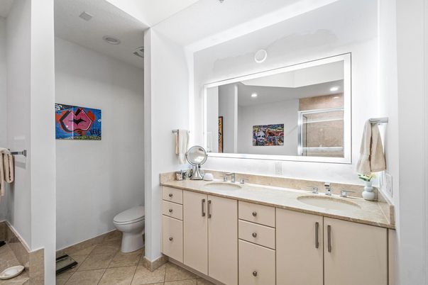 Bathroom, Dual Sink Vanities, Interior, Recessed Lighting
