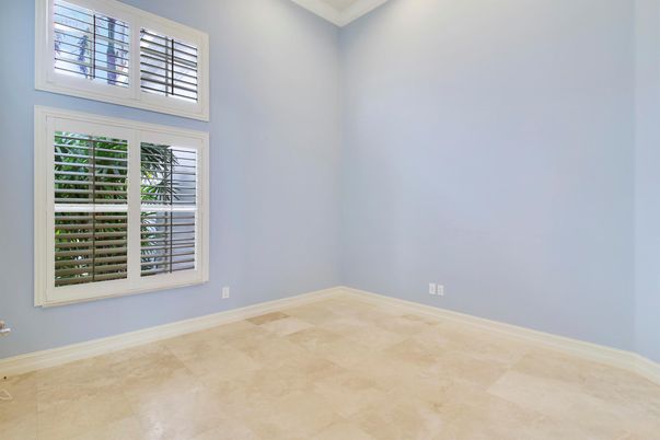 Empty room, Interior