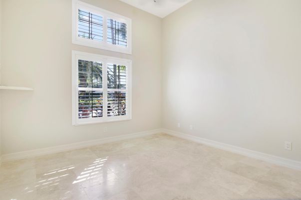 Empty room, Interior