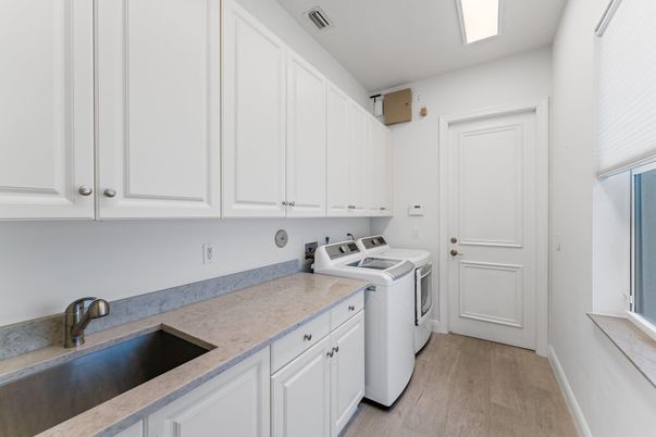 Interior, Recessed Lighting, Washer, Wood Texture Flooring