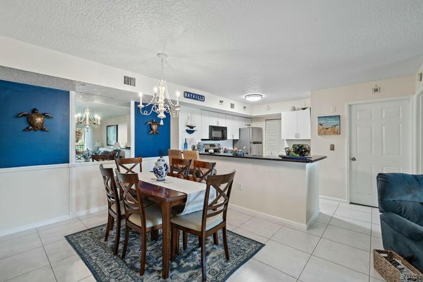 Chandelier, Dining room, Interior, Kitchen, Stainless Steel Appliances