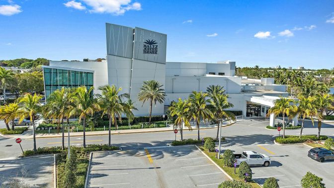 Exterior, Facade, Modern