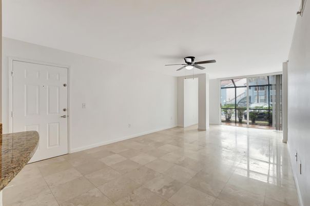 Empty room, Interior