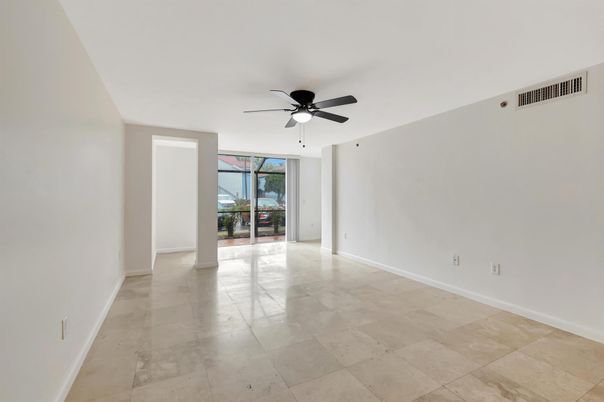 Empty room, Interior