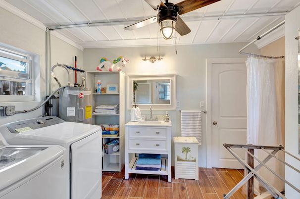 Interior, Washer, Wood Texture Flooring