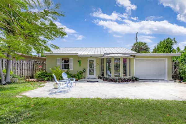 Attached, Exterior, Facade, Ranch