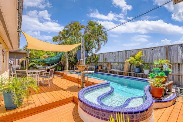 Exterior, Pool
