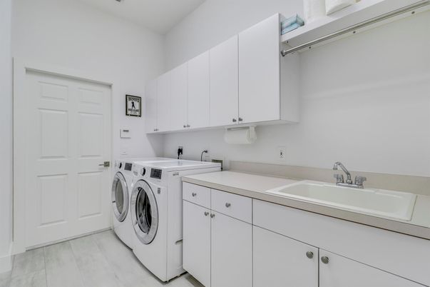 Interior, Washer, Wood Texture Flooring