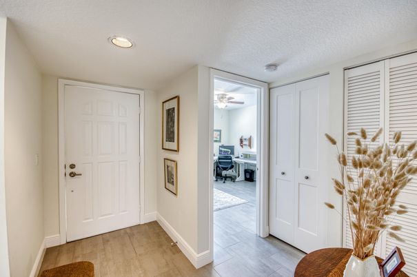 Interior, Recessed Lighting, Washer, Wood Texture Flooring