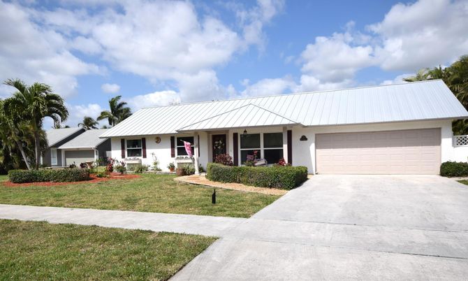 Attached, Exterior, Facade, Ranch