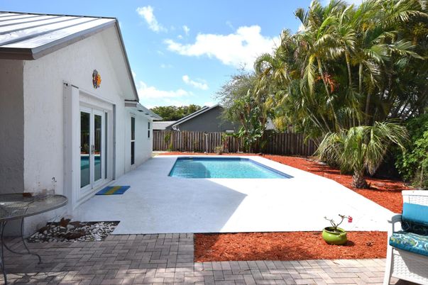 Exterior, Pool