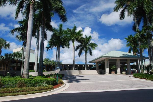 Exterior, Facade, Modern