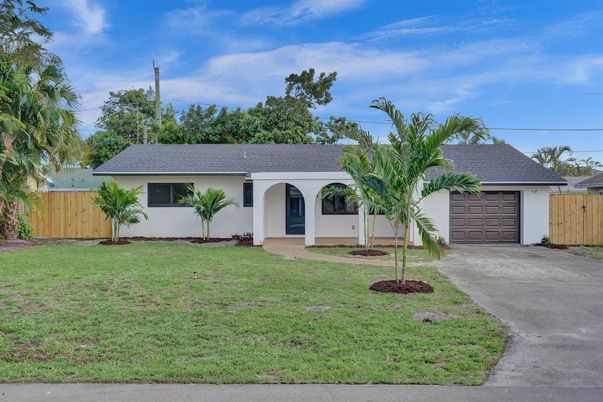Attached, Exterior, Facade, Ranch