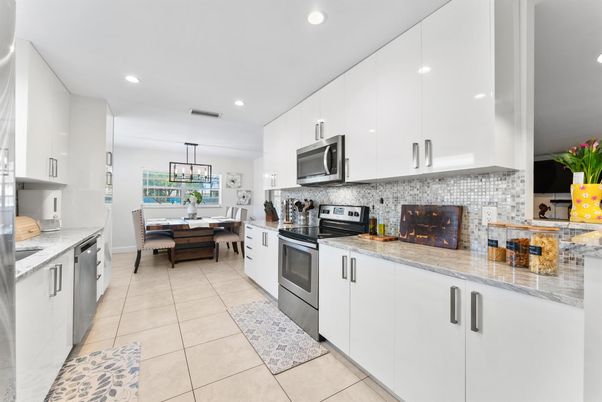 Dining room, Interior, Kitchen, Pendant Lights, Recessed Lighting, Stainless Steel Appliances