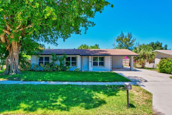 Backyard, Exterior, Facade, Ranch