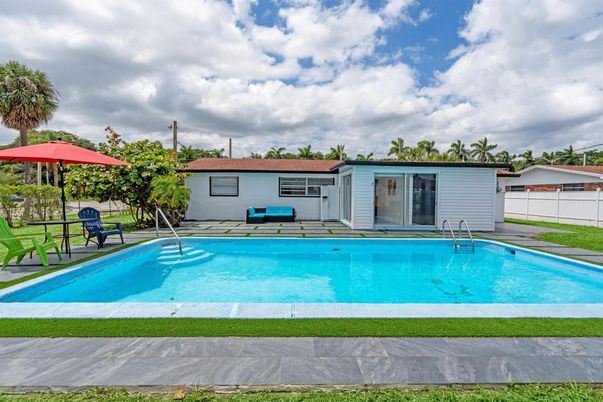 Exterior, Pool