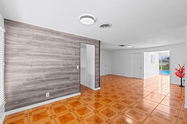 Empty room, Interior
