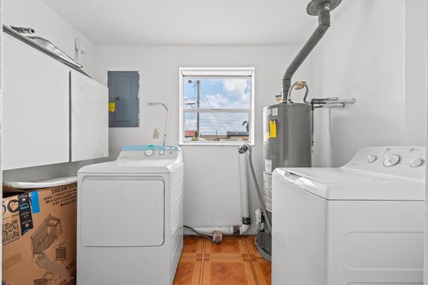 Interior, Washer, Wood Texture Flooring