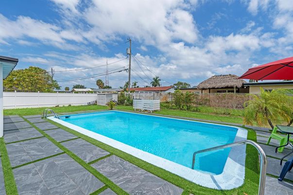 Exterior, Pool