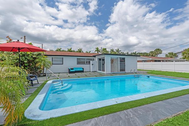 Exterior, Pool