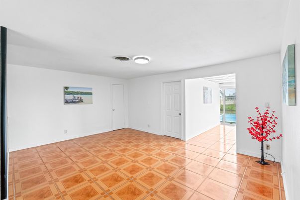 Empty room, Interior