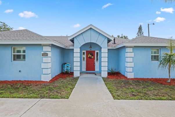 Exterior, Facade, Ranch